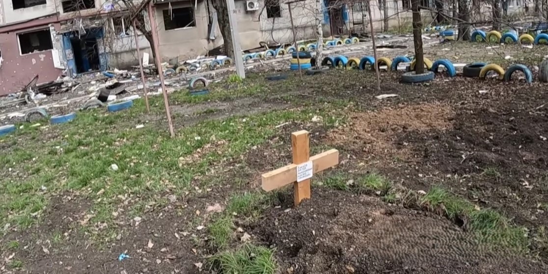 могила у дворі в покровську