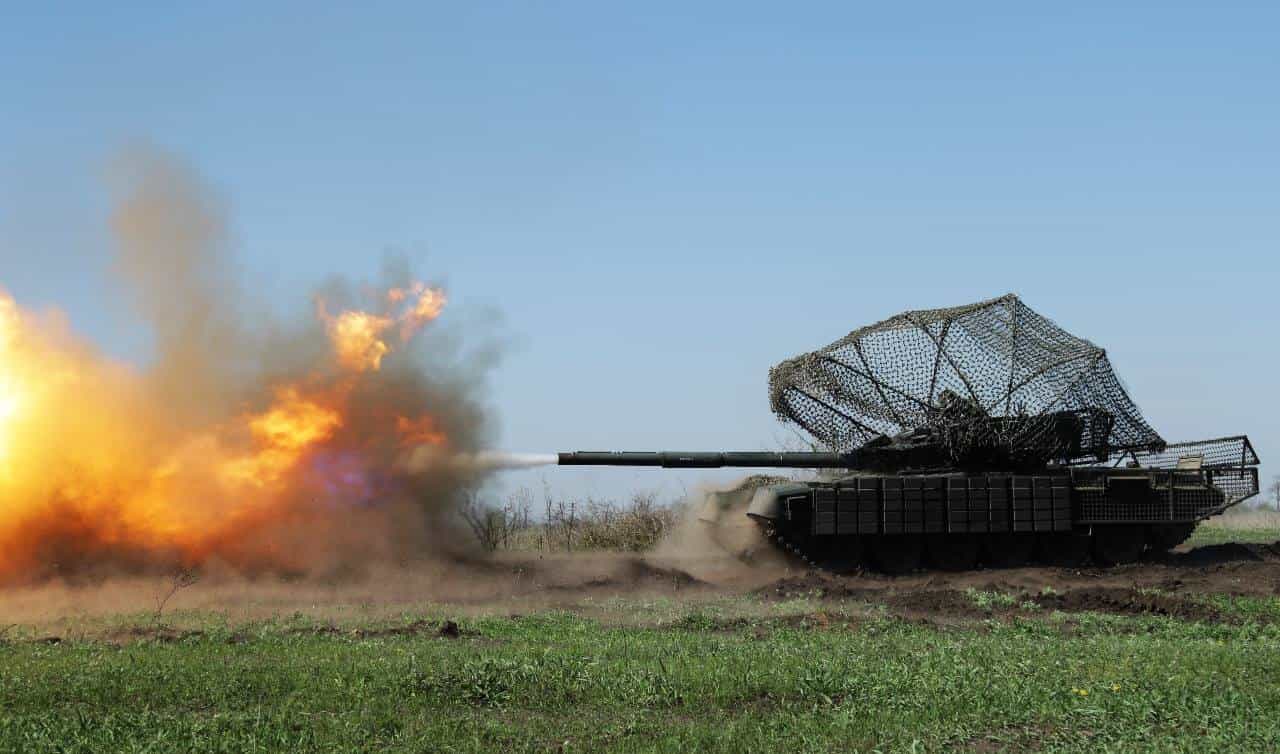 стріляє танк