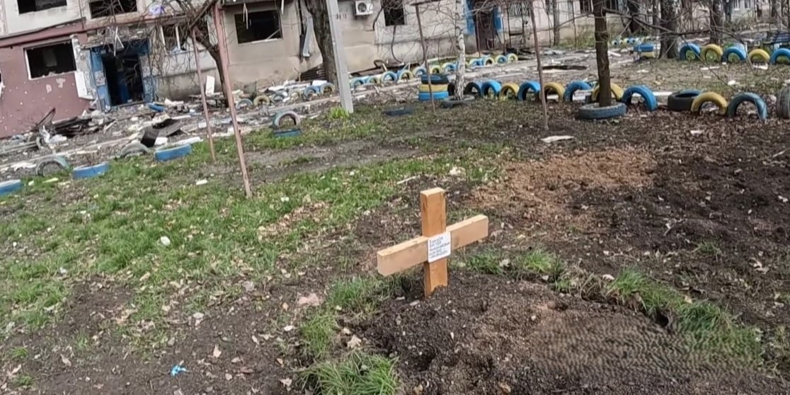 могила у дворі в покровську